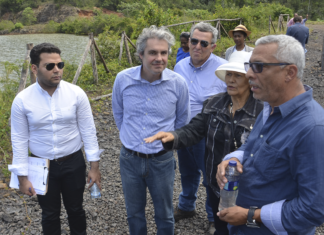 La Defensora del Pueblo visita Falcondo y se interesa por su modelo de remediación ambiental