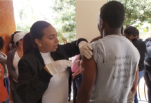 Cientos de personas acuden a los centros de vacunación para protegerse contra la difteria en Bonao