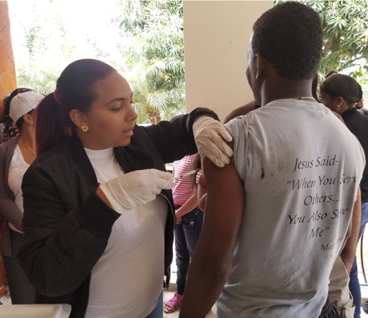 Cientos de personas acuden a los centros de vacunación para protegerse contra la difteria en Bonao