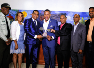 Alcalde Darío Rodríguez entrega la llave de la ciudad al concejal de Paterson Alex Méndez