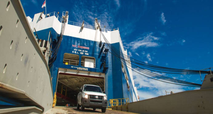 Dos agentes aduaneros encabezan la mafia de vehículos en Aduanas