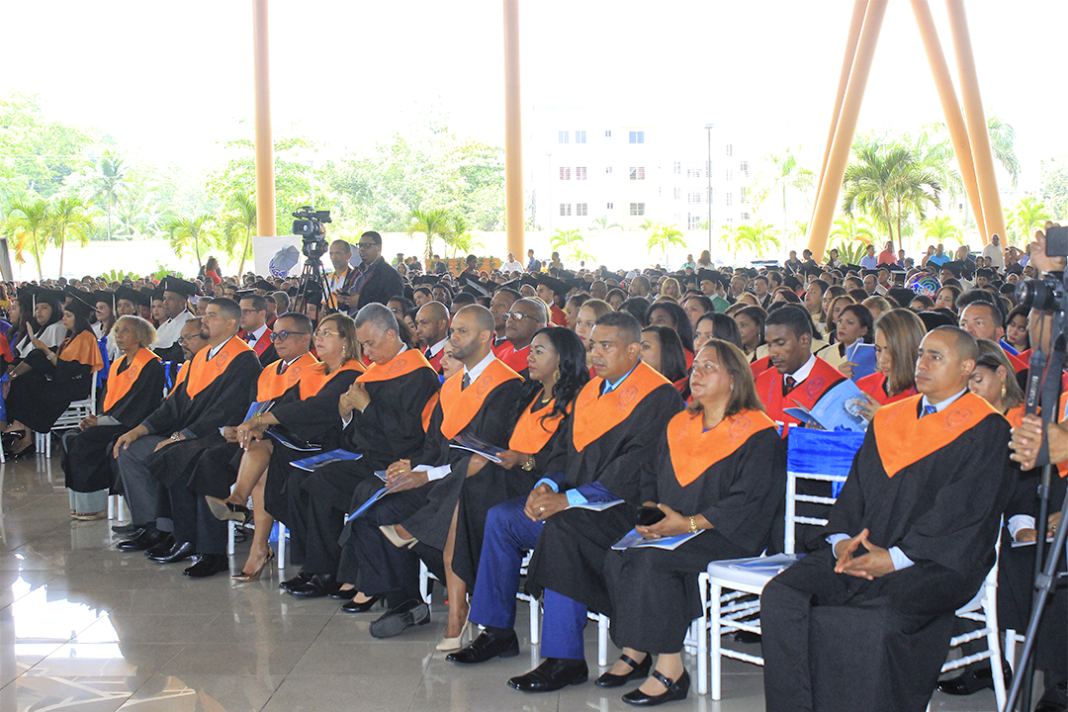 La UASD gradúa 320 profesiones en los niveles de grado y postgrado en Bonao