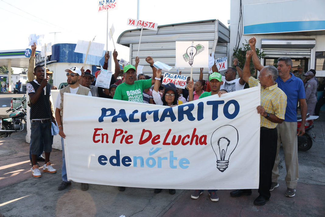 Organizaciones protestan frente a Edenorte por prologados apagones en la Zona Este de Bonao