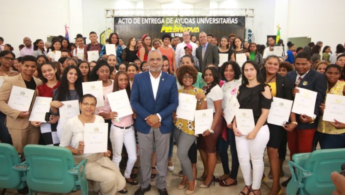 Senador Félix Nova entrega 538 becas para estudios superiores en la UNAD