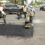 Alcalde Eberto Núñez encabeza segundo operativo de bacheo en diferentes calles y sectores de Bonao