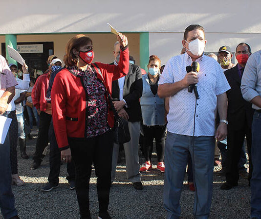 Alcalde Eberto Núñez encabeza amplio operativo de limpieza en distintos sectores de Bonao