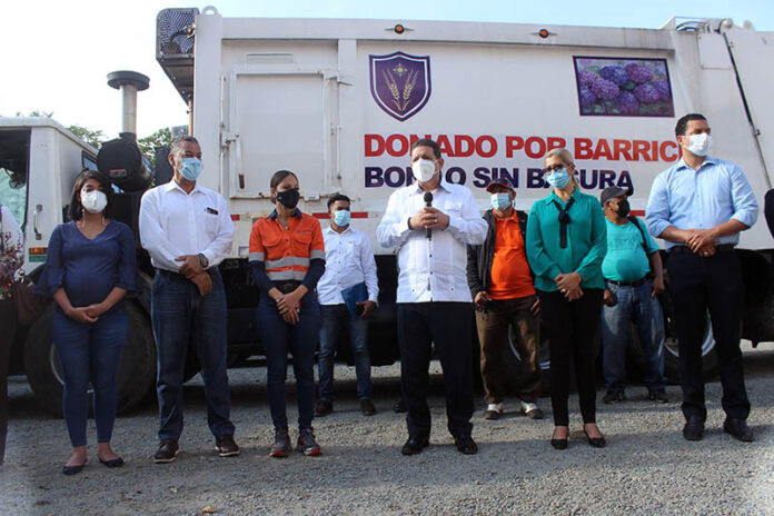 Barrick Pueblo Viejo entrega camión compactador al Ayuntamiento de Bonao
