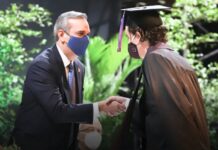 Abinader exhorta a jóvenes a cultivar valores humanos