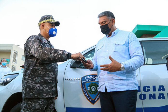 DIR PN ENTREGA LLAVE DE CAMIONETA A MINISTRO