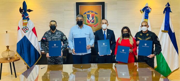 Firman convenios para especializar agencias de investigación