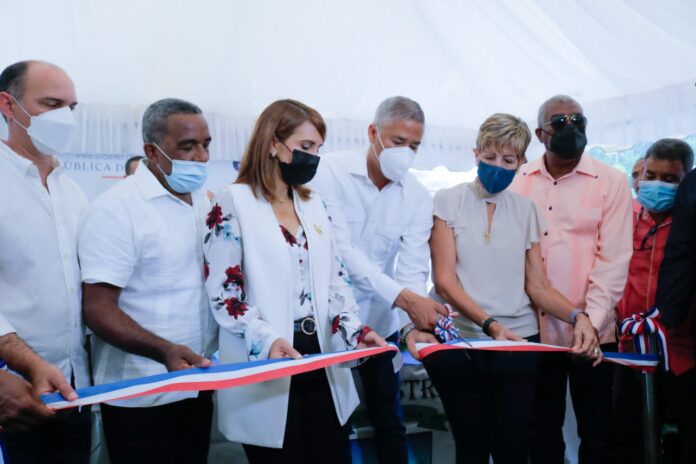 Ing. Andrés Cueto junto a las autoridades en corte de la cinta