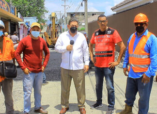 Alcalde Eberto Núñez encabeza amplio operativo de bacheo en vía de Bonao