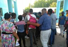 Un muerto y 16 heridos al accidentarse camión cargado de haitianos que iba al mercado de Pedernales
