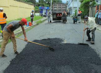 Alcalde Eberto Núñez ejecuta histórico programa de bacheo en Bonao