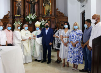Ayuntamiento de Bonao entrega el Escudo y la Llave de la Ciudad al padre Antonio Zubeldia por sus 30 años de labor pastoral en este municipio