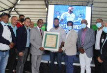 COOPMAIMÓN reconoce al pelotero Teoscar Hernández por su exitosa campaña 2021 en las Grandes Ligas