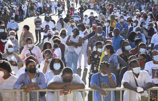 Devotos de la Virgen de la Altagracia acuden en masa a la basílica de Higüey