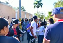 Familiares de reclusos muertos en motín esta madrugada denuncian complicidad para introducir armas a La Victoria