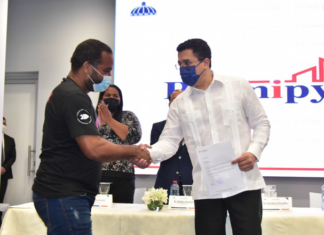 Más de 40 buhoneros de la avenida Duarte recibieron préstamos por RD$14.3 MM