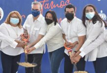 Presidente Abinader y director ejecutivo del INAPA, Wellington Arnaud, dejan iniciadas obras en Azua