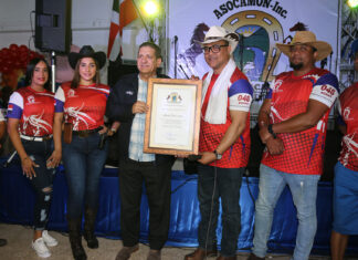 ASOCAMON entrega reconocimiento al alcalde Eberto Núñez
