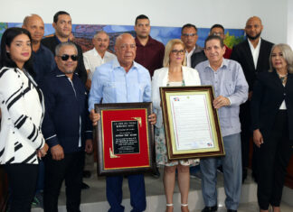 Alcalde Eberto Núñez y Concejo Municipal de Bonao reconocen al locutor Santiago Acevedo García