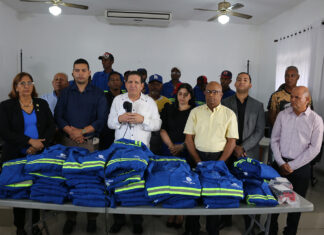 Alcalde Eberto Núñez entrega uniformes a empleados de ornato y otras áreas del Ayuntamiento de Bonao