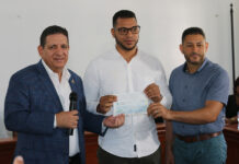 Alcalde Eberto Núñez encabeza histórico acto de entrega de cheques a ingenieros para la construcción de aceras y contenes en Bonao