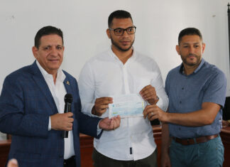 Alcalde Eberto Núñez encabeza histórico acto de entrega de cheques a ingenieros para la construcción de aceras y contenes en Bonao