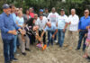 Alcalde Eberto Núñez da primer picazo para construcción de cancha mixta en el sector Brisas del Yuna en Bonao