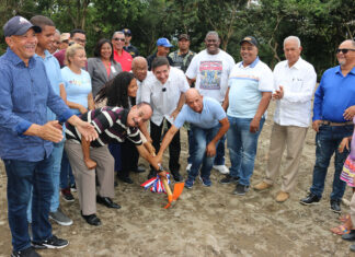 Alcalde Eberto Núñez da primer picazo para construcción de cancha mixta en el sector Brisas del Yuna en Bonao