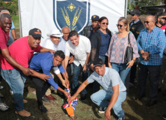 Alcalde Eberto Núñez inicia trabajos de construcción cancha mixta en el sector Paraíso del Yuna en Bonao