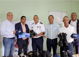 Alcalde Darío Rodríguez entrega nuevos uniformes al Cuerpo de Bomberos de Bonao
