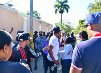 Familiares de reclusos muertos en motín esta madrugada denuncian complicidad para introducir armas a La Victoria