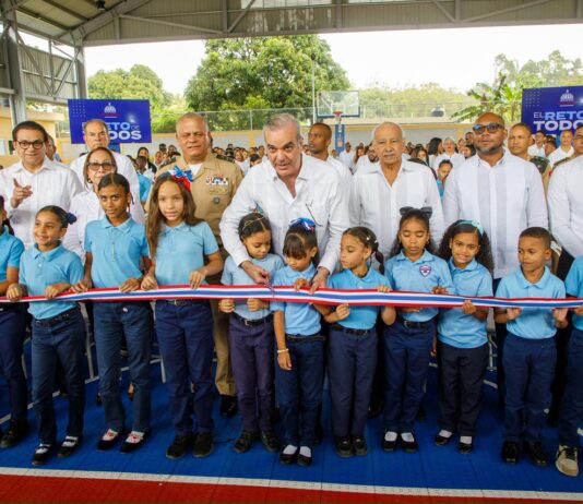 Presidente Abinader fortalece espacios deportivos escolares con inauguración de cancha techada en Licey al Medio