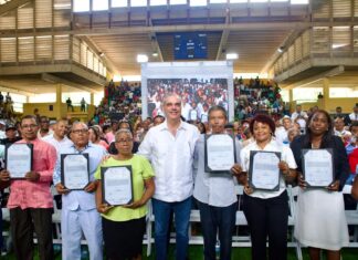 Presidente Abinader entrega 2,315 certificados de títulos de propiedad para beneficio de unas 10,000 personas en San Pedro de Macorís