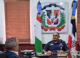 Senador Héctor Acosta visita al director regional de la Policía Nacional en Bonao para fortalecer la seguridad ciudadana en la provincia