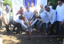 Alcalde Eberto Núñez da primer picazo para dejar iniciadas varias obras en el barrio Don Mayo de Bonao
